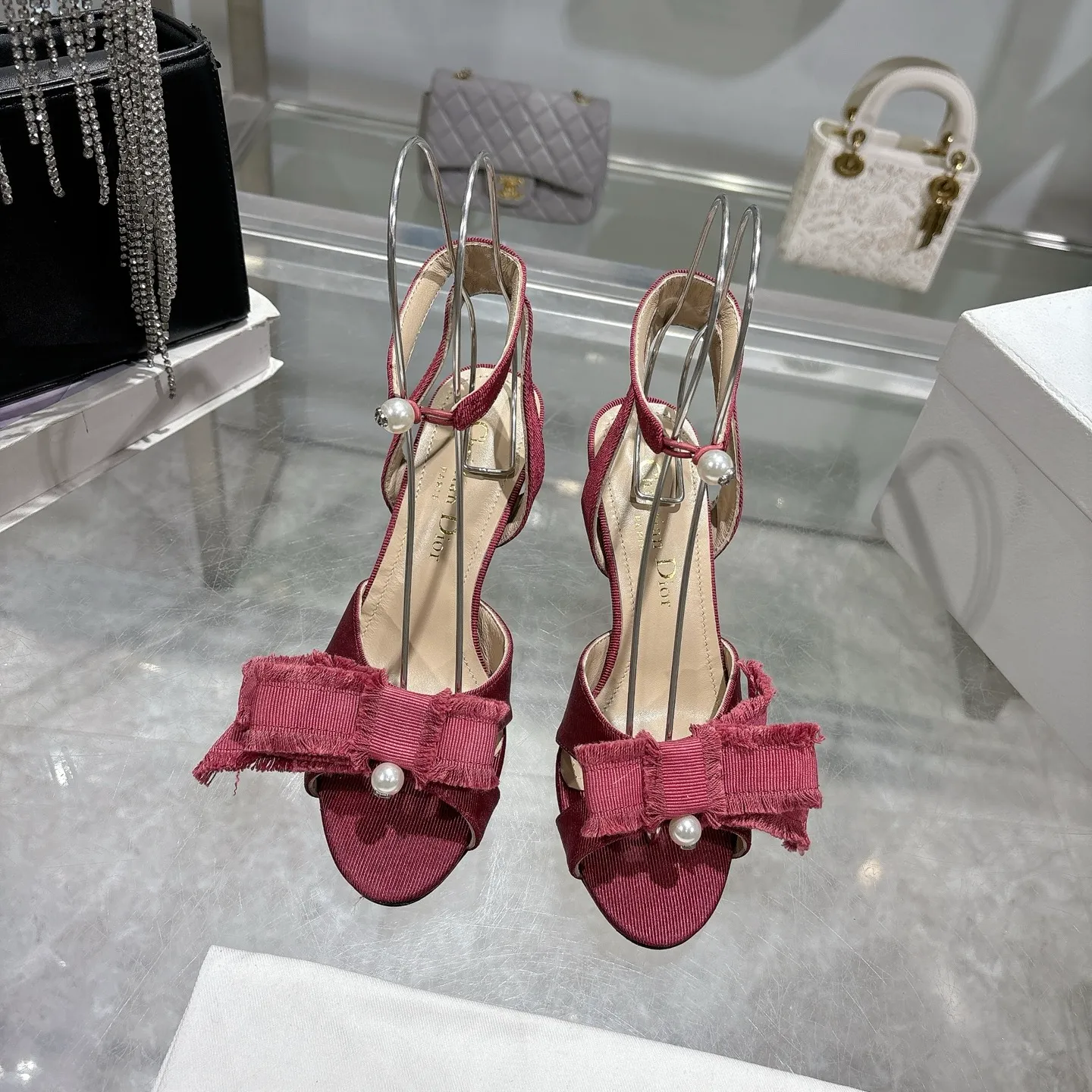 👟👟Ex-factory price 520👟👟 🎆Fringed webbing women's shoes Dior Dior 2024 spring and summer catwalk new Adiorble women's shoes CD star's same fashion tassel bow square head pearl letter logo hardware buckle high-heeled hollow sandals The top high-end version on the market Upper: original customized tassel grosgrain Lining: sheepskin lining foot pad Outsole: Italian leather outsole Heel height: 8.5cm Size: 34-41 (34.40.41. Customization is non-refundable)